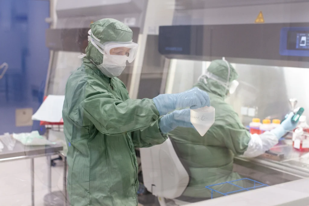 Women i production clothes working in cell lab