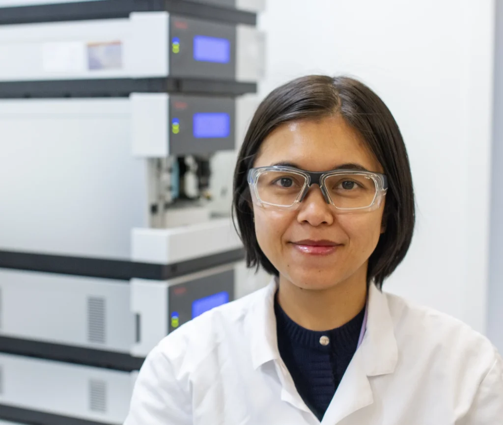 Lab engineer in front of HPLC-machine